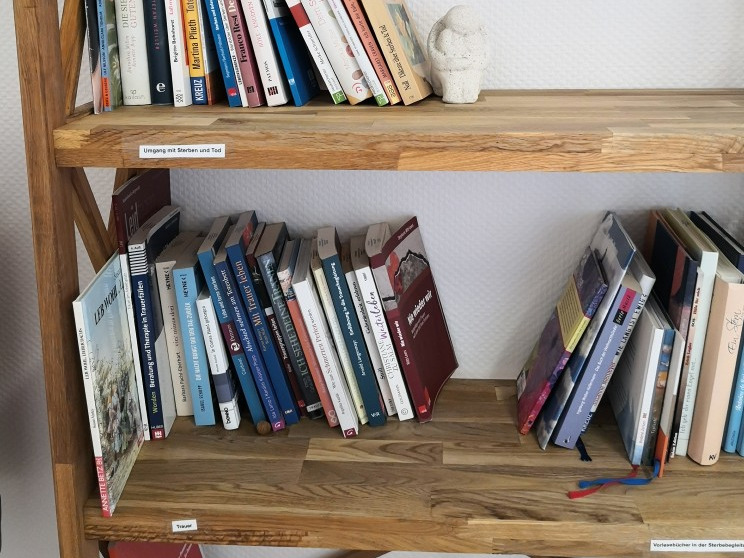 Bücherregal
