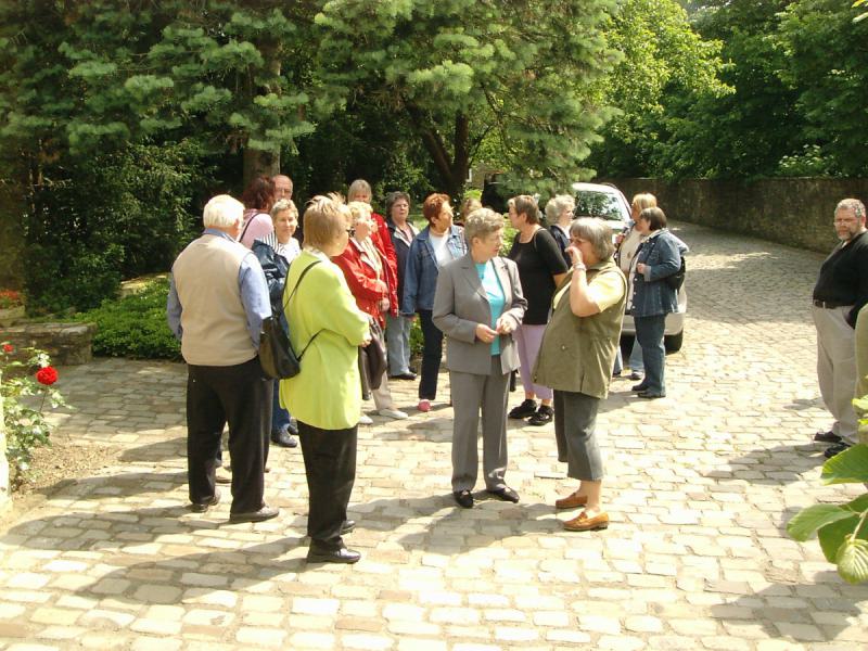 Gruppe vor Krematorium