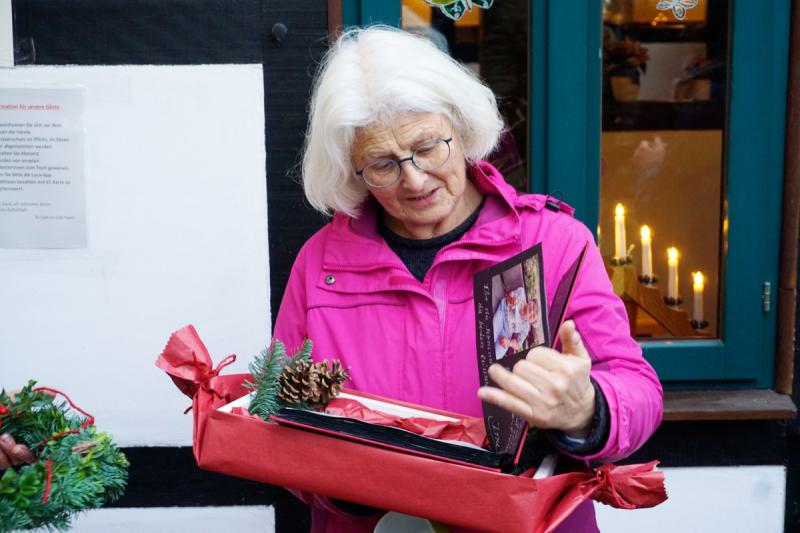 Gisela mit Buch