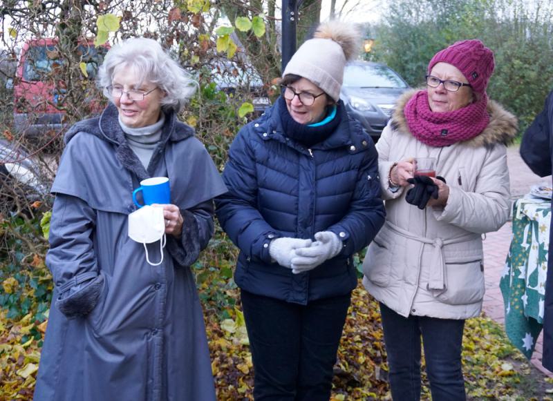 Drei Ehrenamtliche verfolgen die Abschiedsreden